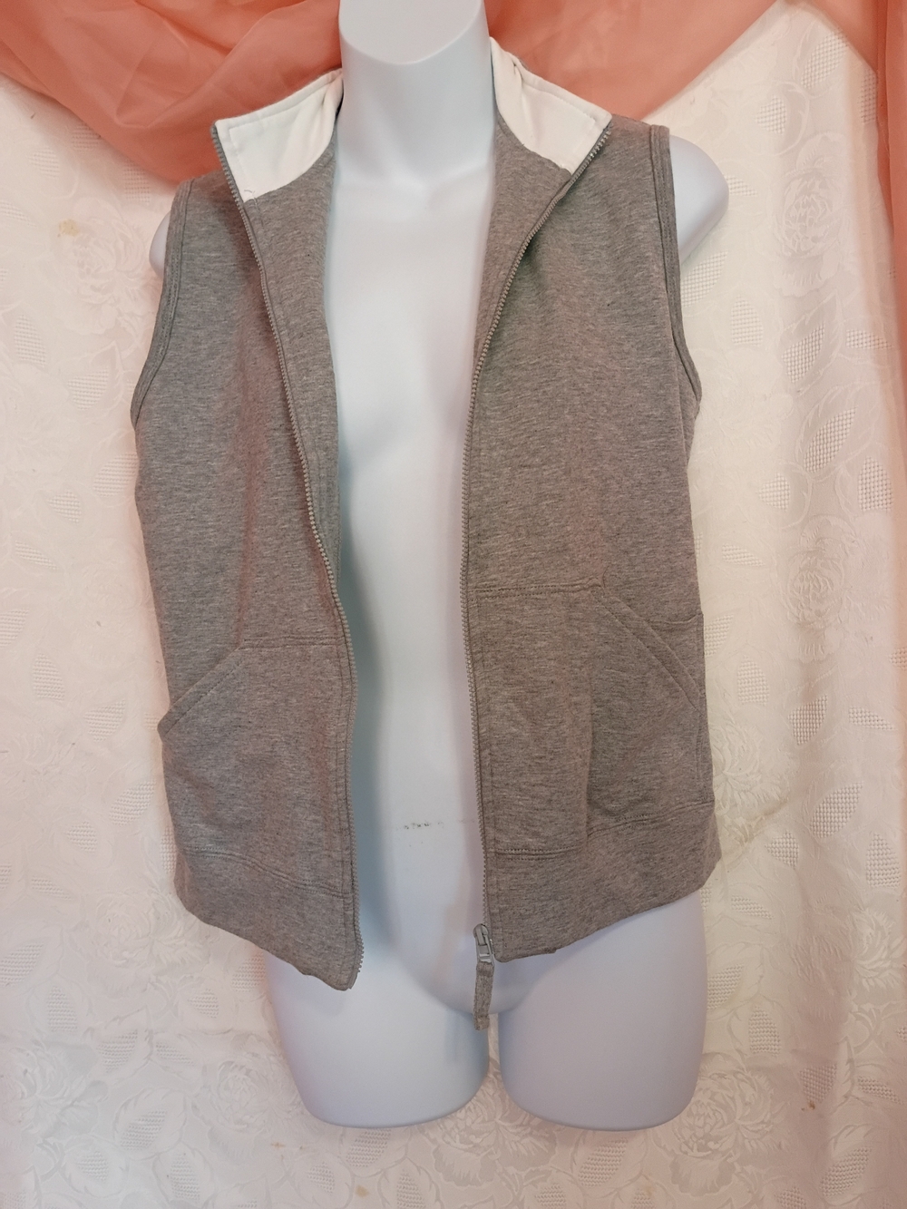 Women's Gray Sleeveless Zip-Up Vest with Contrasting Collar